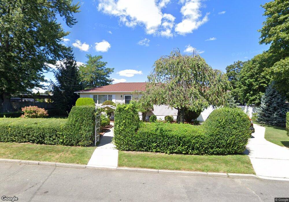 318 4th St, Lindenhurst, NY 11757 - photo 1