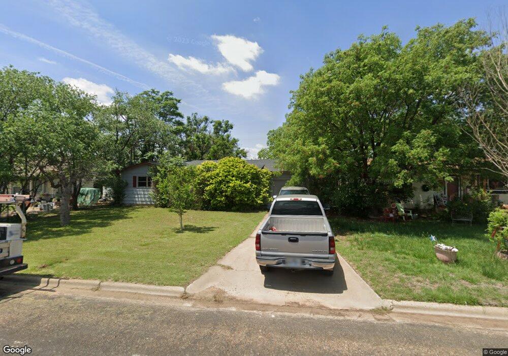 305 Zephyr St, Plainview, TX 79072 - photo 1