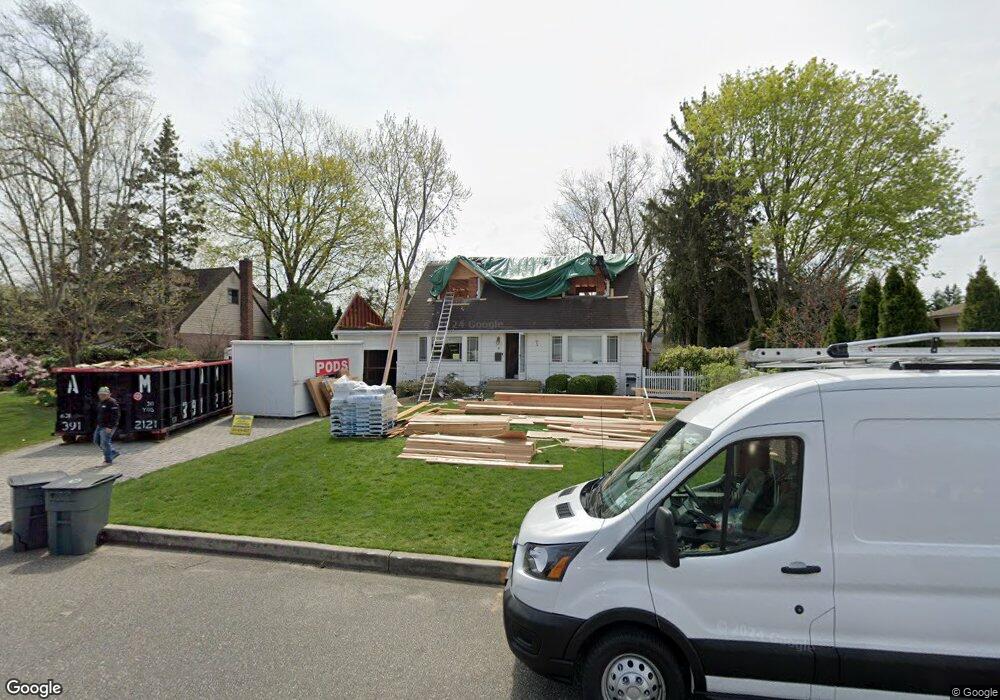 9 Terry Ln, ComMacK, NY 11725 - photo 1