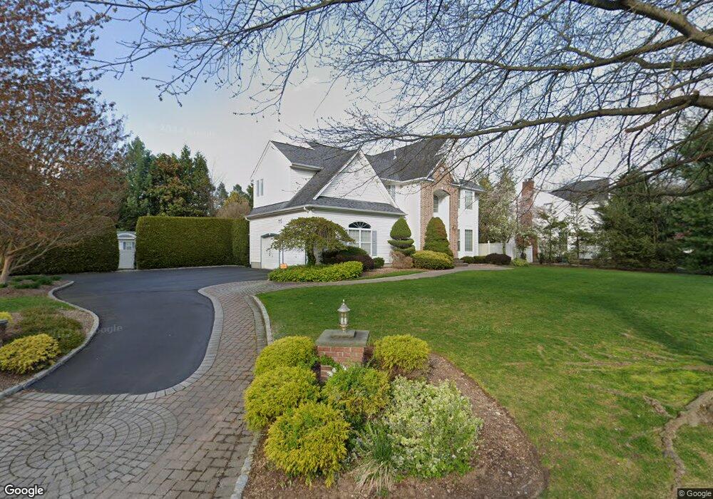 6 Weeping Cherry Ln, ComMacK, NY 11725 - photo 1