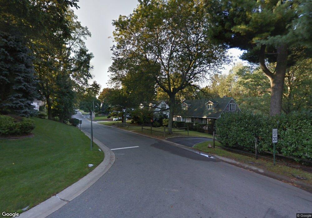 40 Pinewood Rd, Manhasset, NY 11030 - photo 1