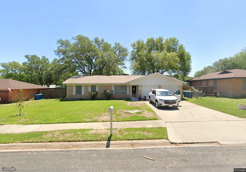 1408 Mockingbird Ln, Beeville, TX 78102 - photo 1