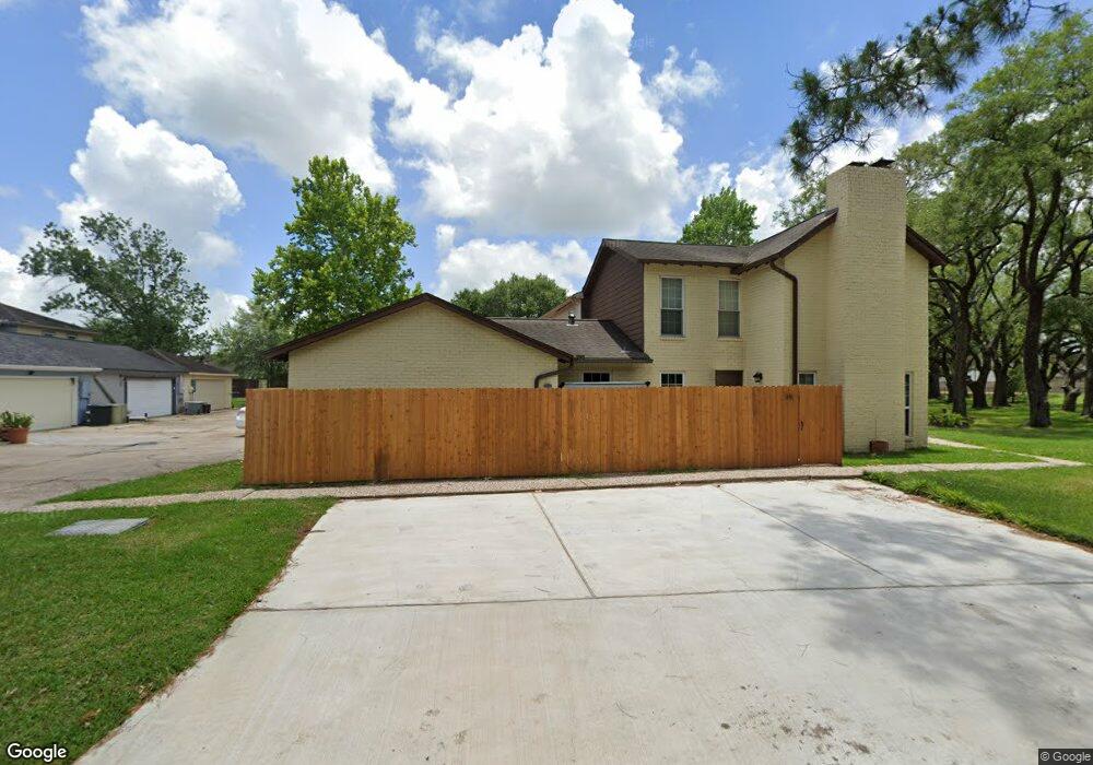 27 E Castle Harbour Dr, Friendswood, TX 77546 - photo 1