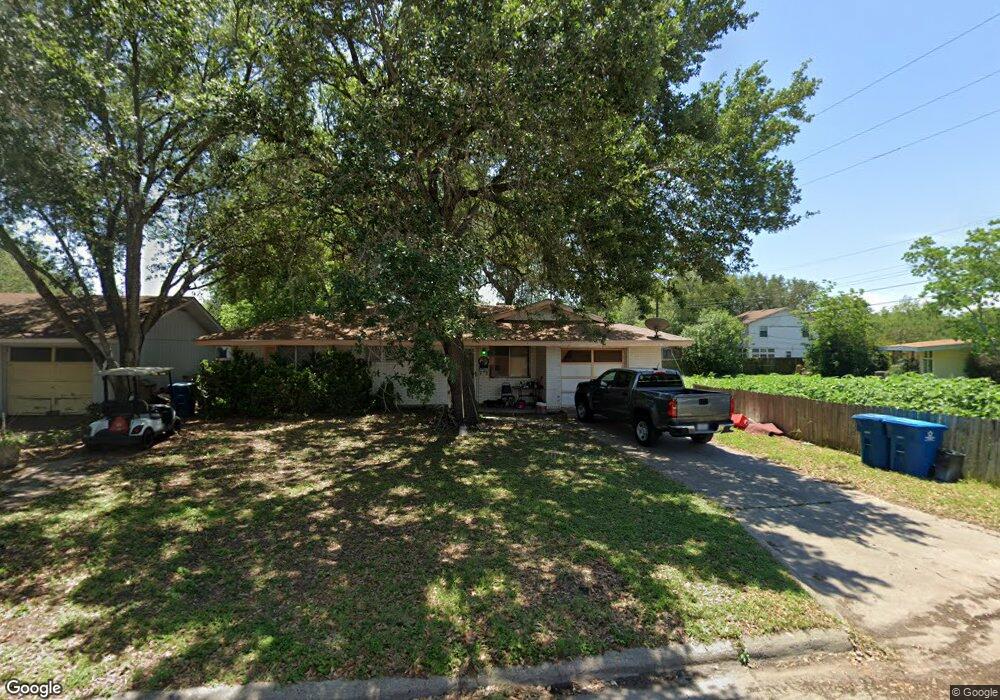 1102 E Hutchinson St, Beeville, TX 78102 - photo 1