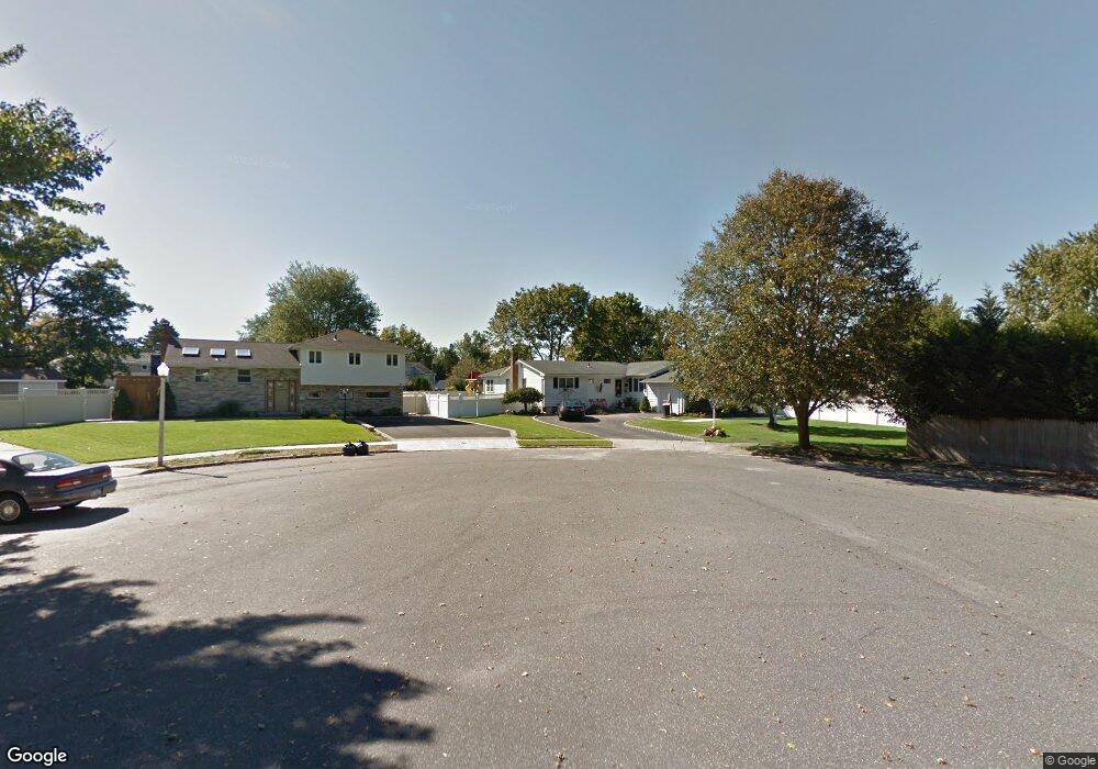 2 Emerald Ct, ComMacK, NY 11725 - photo 1