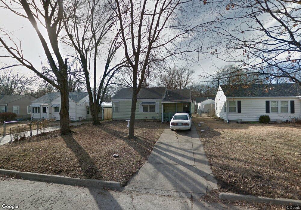 823 SW Parkview St, Topeka, KS 66606 - photo 1