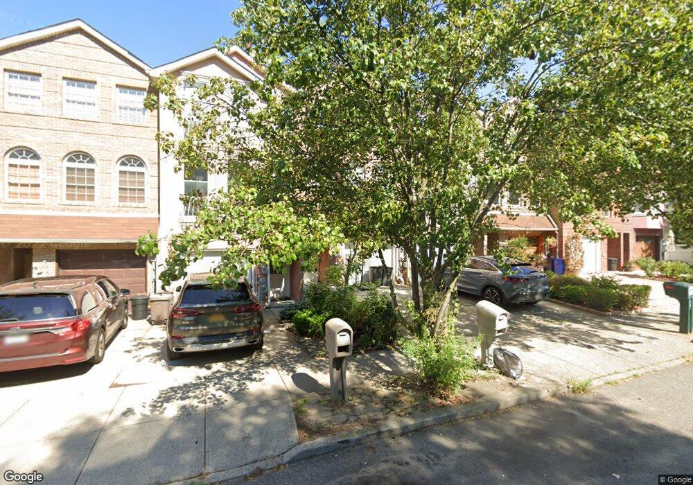 198 Wellington Ct, Staten Island, NY 10314 - photo 1