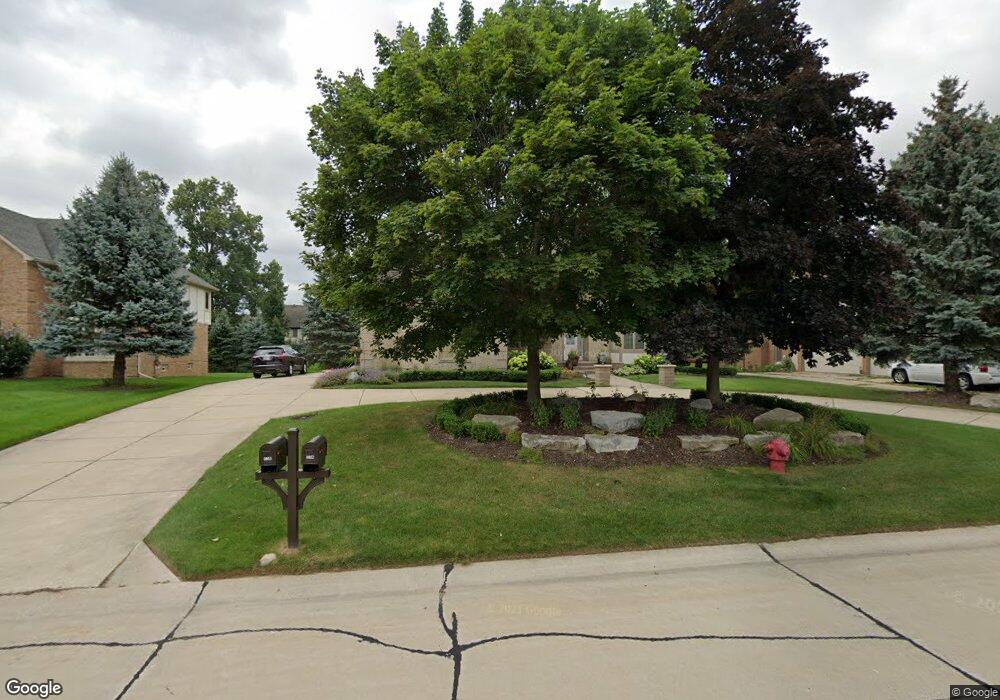 1052 Oak Tree Ln, Bloomfield Hills, MI 48304 - photo 1