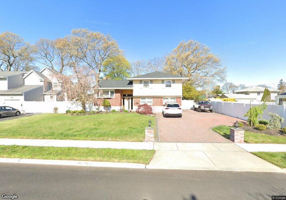 10 Tomkins Ct, ComMacK, NY 11725 - photo 1