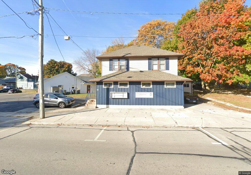 910 N 8th St, Manitowoc, WI 54220 - photo 1