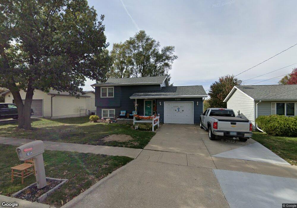 1211 E 8th St S, Newton, IA 50208 - photo 1