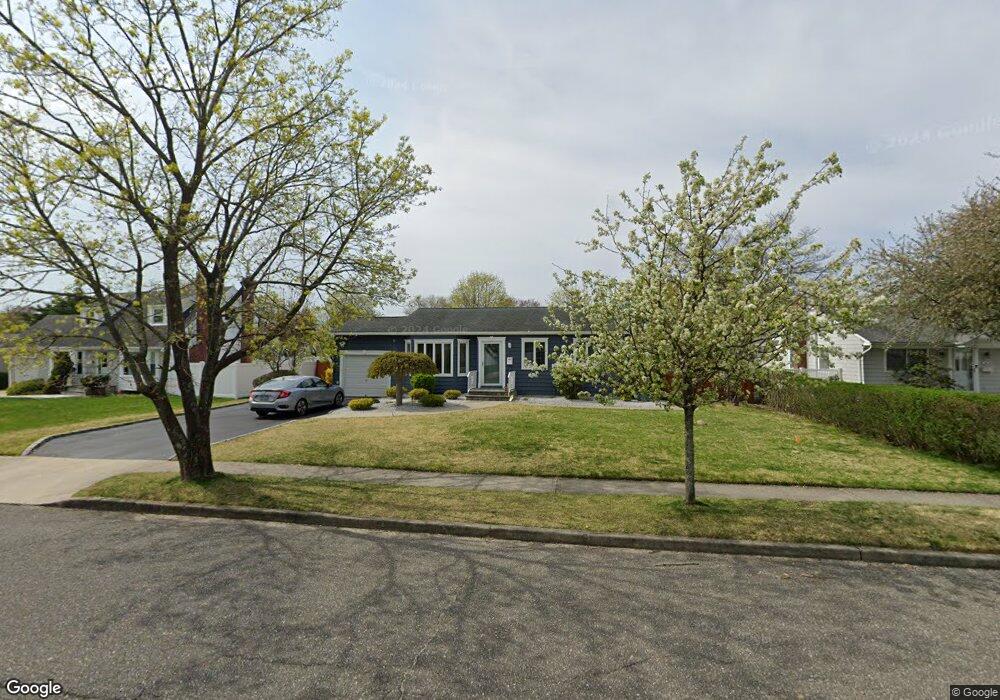 18 Byron Rd, ComMacK, NY 11725 - photo 1