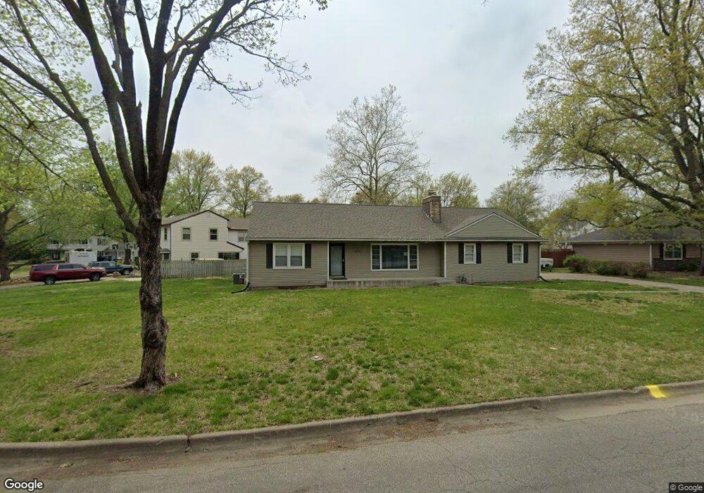 3601 SW Stratford Rd, Topeka, KS 66604 - photo 1