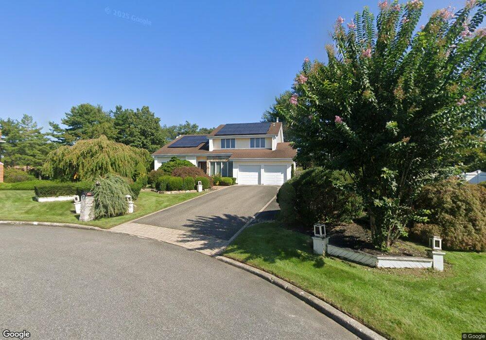 11 Myles Ct, ComMacK, NY 11725 - photo 1