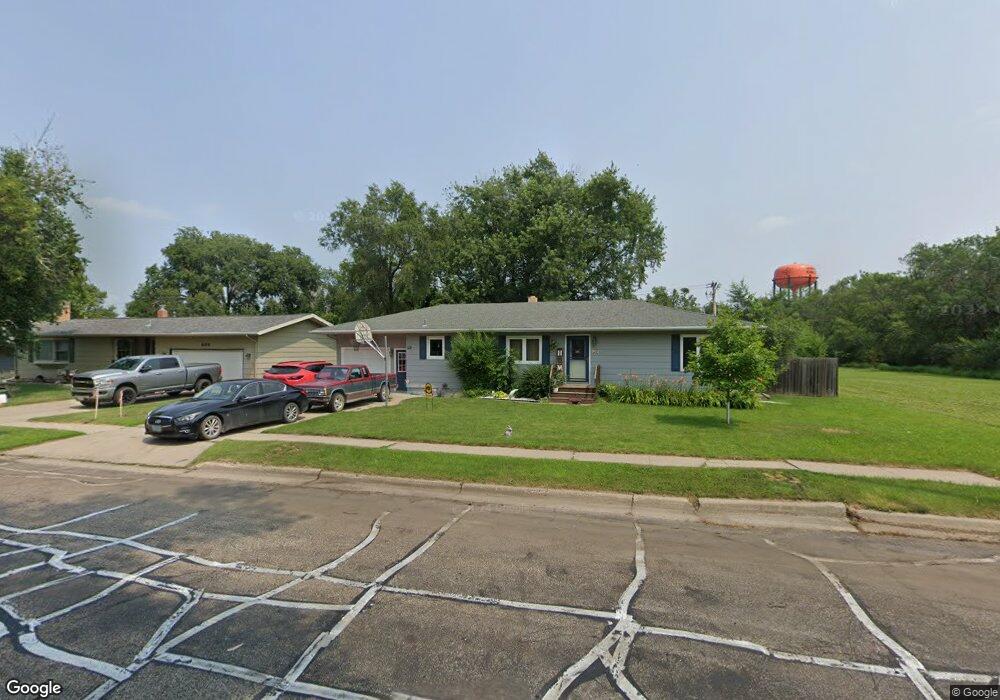 902 James Ave NE, Jamestown, ND 58401 - photo 1