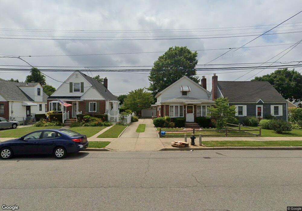 8554 263rd St, Floral Park, NY 11001 - photo 1