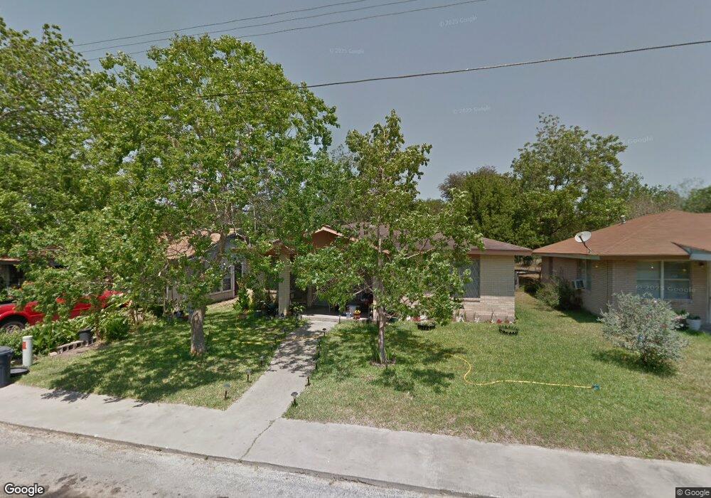 1104 W Hutchinson St, Beeville, TX 78102 - photo 1