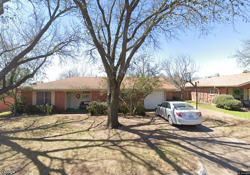 1214 Lynnwood Dr, Cleburne, TX 76033 - photo 1