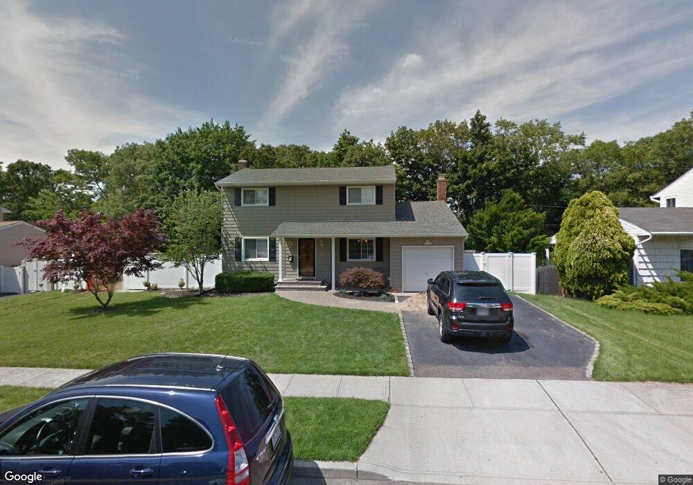 19 Shelton Ct, ComMacK, NY 11725 - photo 1