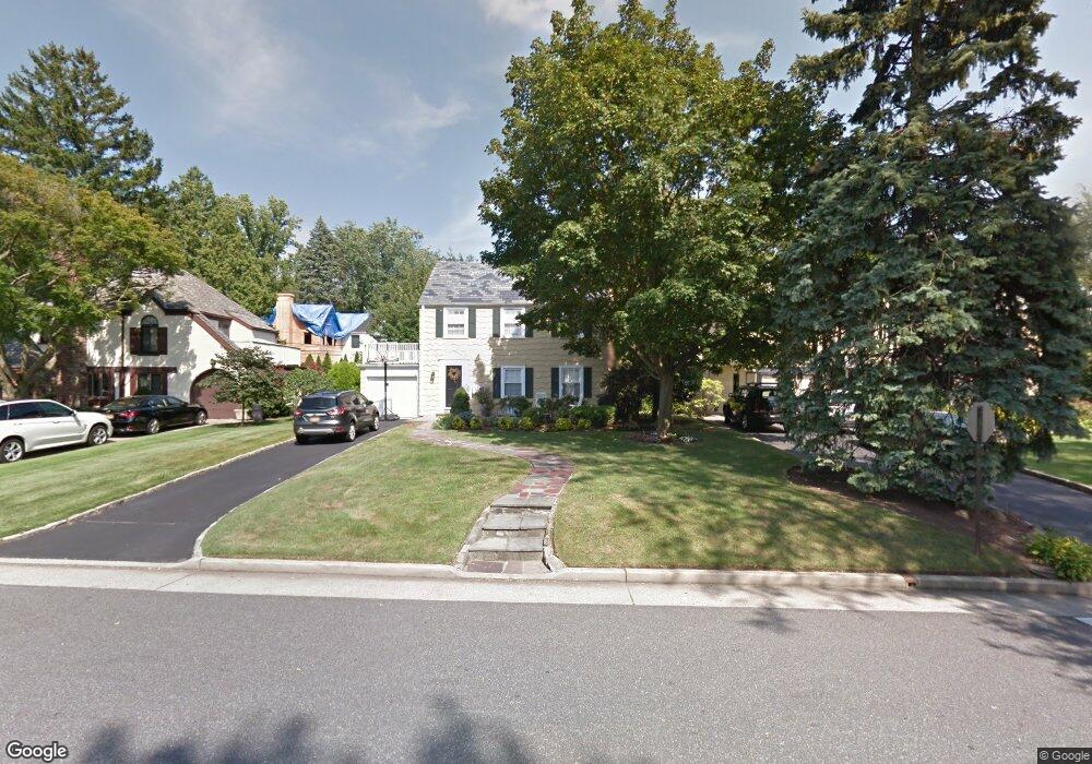 76 Strathmore Rd, Manhasset, NY 11030 - photo 1