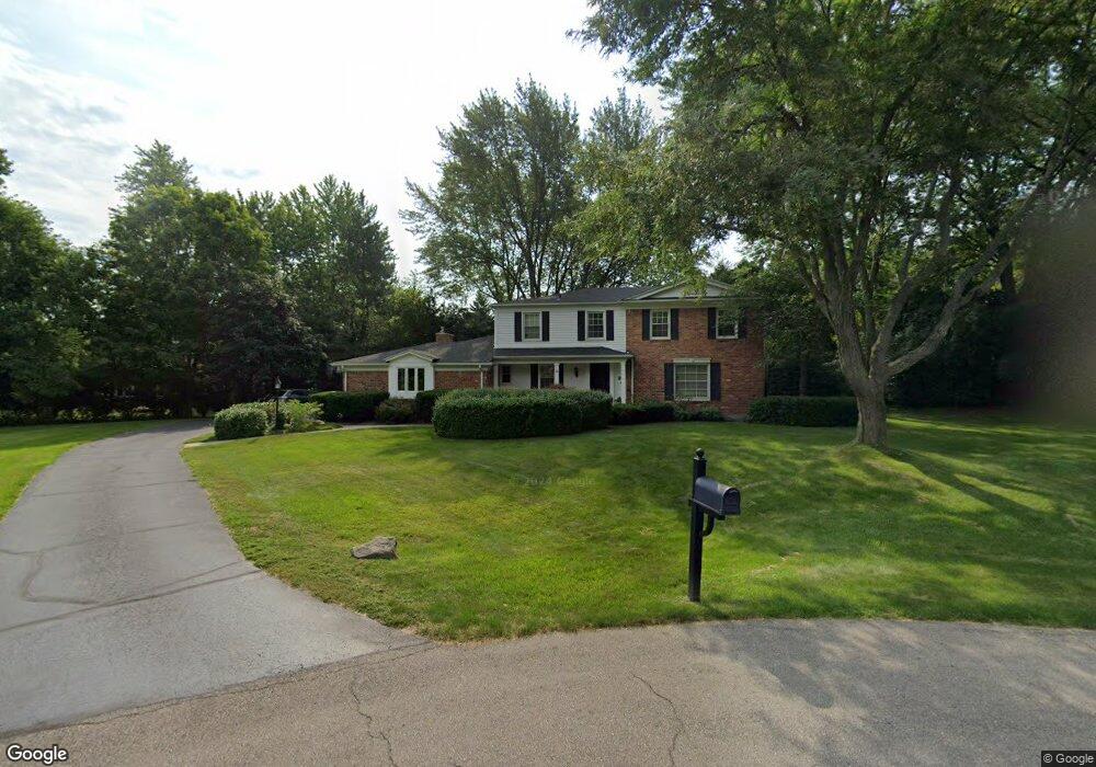 5615 Roundhill Ct, Bloomfield Hills, MI 48301 - photo 1