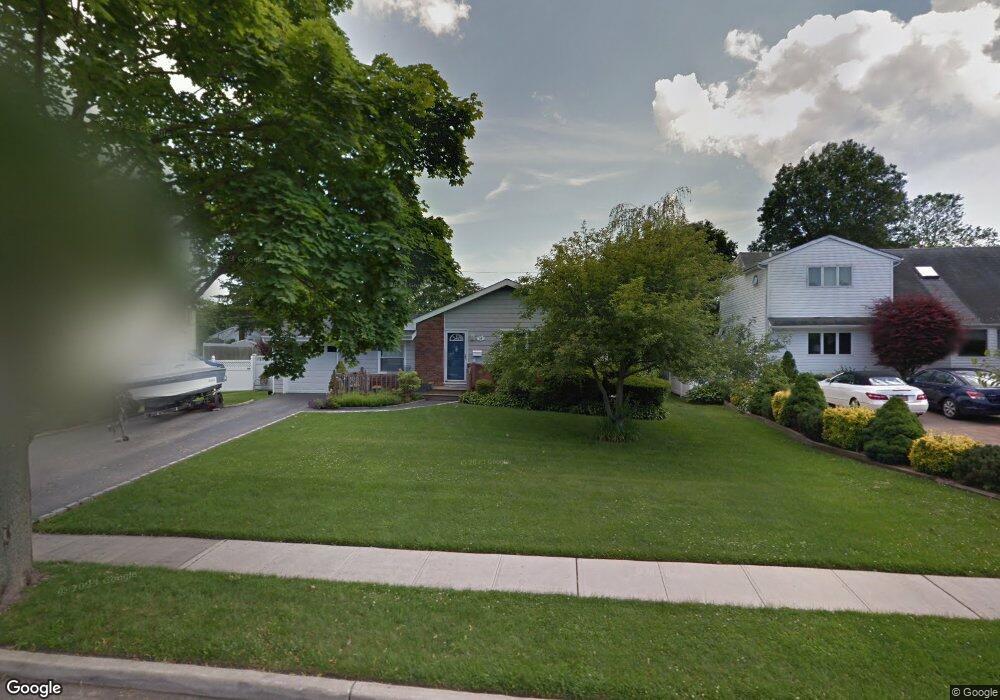 16 Pickwick Dr, ComMacK, NY 11725 - photo 1