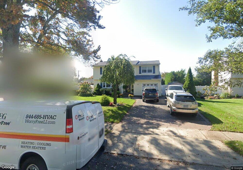 26 Seneca Dr, ComMacK, NY 11725 - photo 1