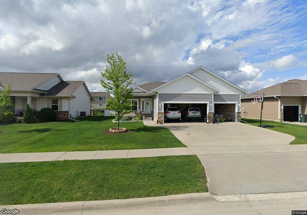 1323 Algonquin Dr, Cedar Falls, IA 50613 - photo 1