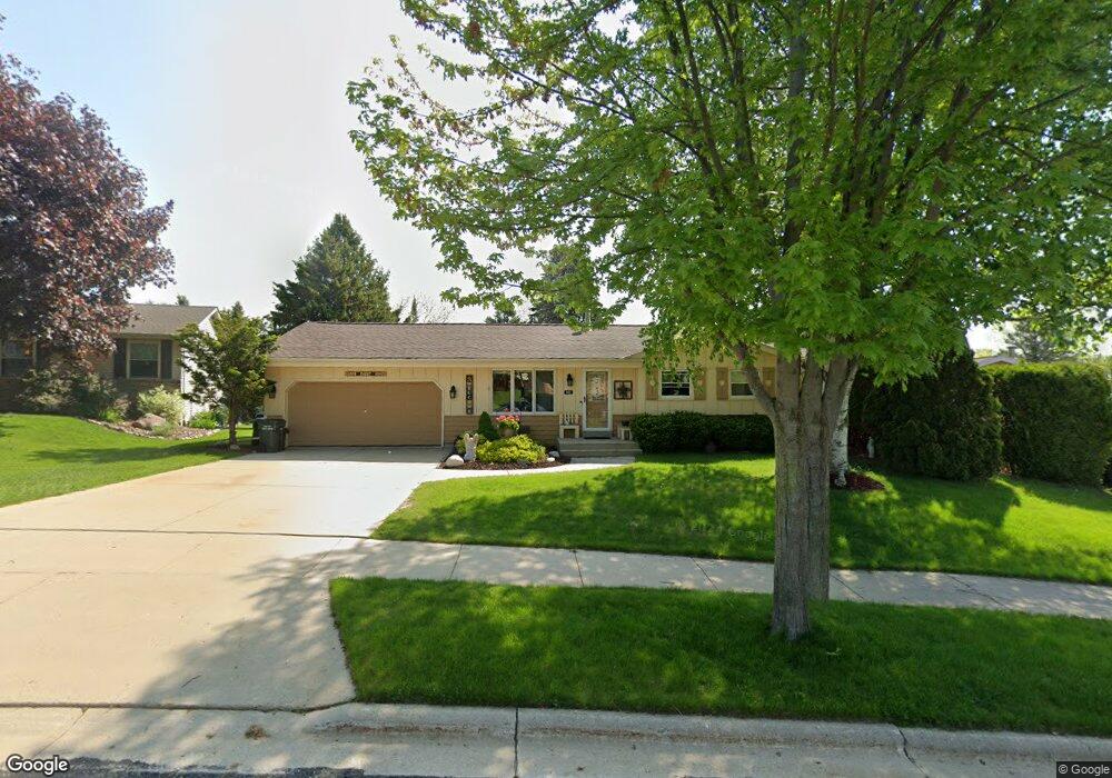 901 Kings Ridge Ct E, West Bend, WI 53090 - photo 1