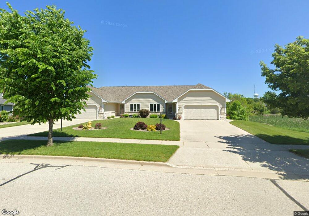 1124 Ellys Way, Slinger, WI 53086 - photo 1