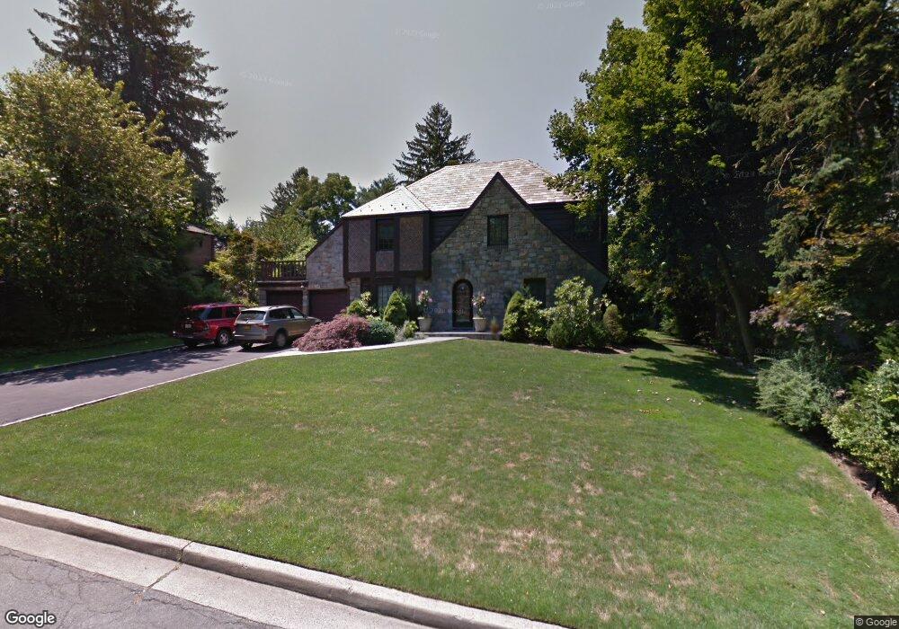 61 Foxcroft Rd, Manhasset, NY 11030 - photo 1