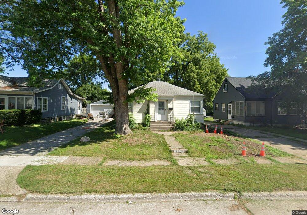 2110 W Pleasant St, Davenport, IA 52804 - photo 1