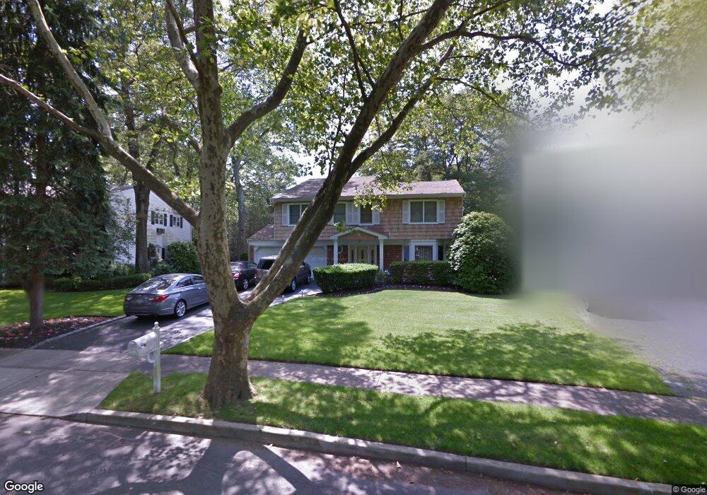 14 Melrose Ln, ComMacK, NY 11725 - photo 1