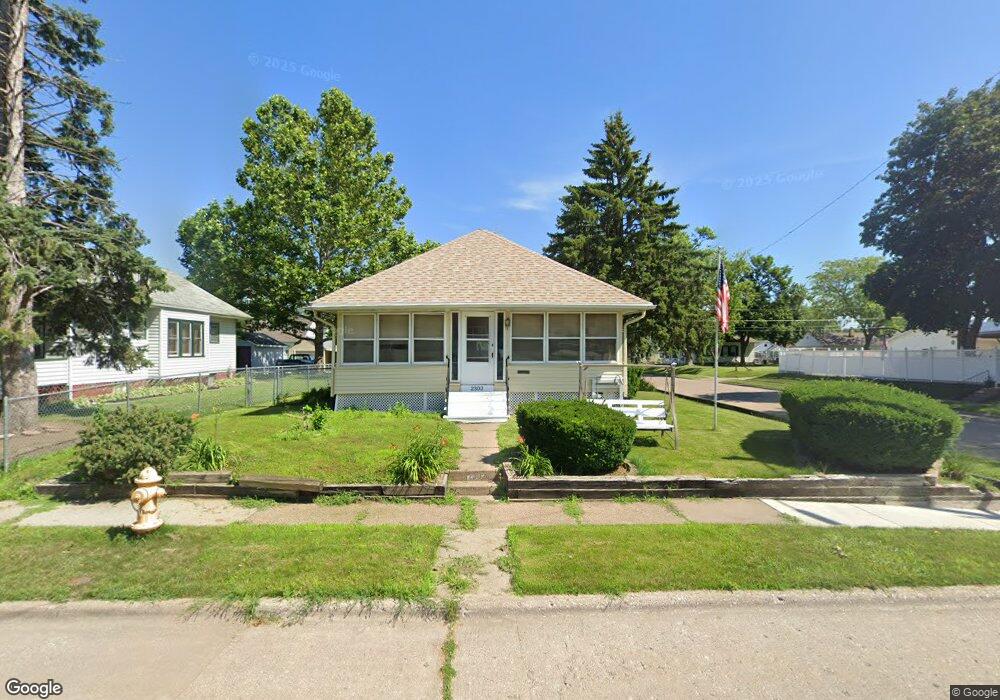 2302 W Pleasant St, Davenport, IA 52804 - photo 1