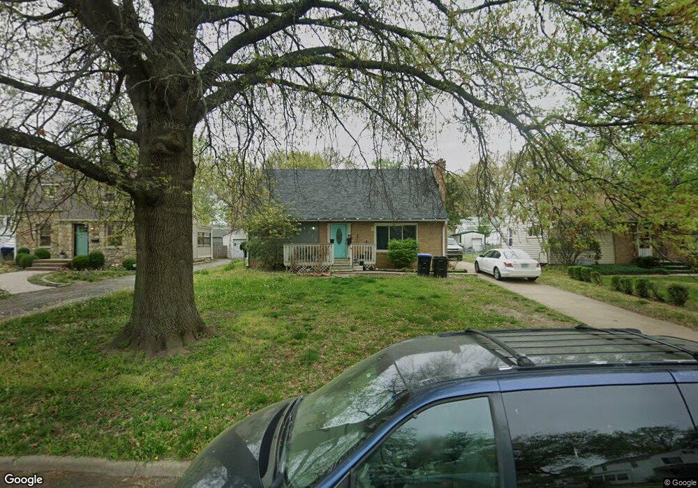 925 SW Cambridge Ave, Topeka, KS 66606 - photo 1
