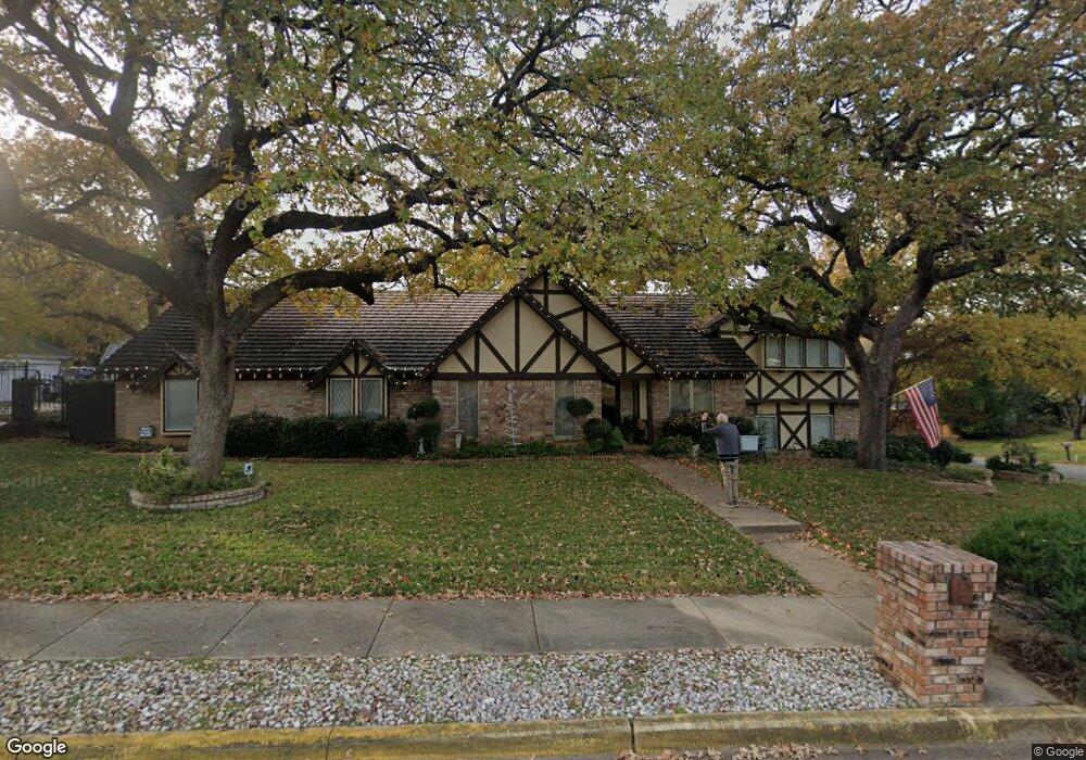 1300 Woodvine Dr, Euless, TX 76040 - photo 1