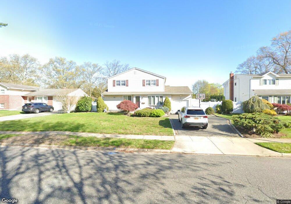 19 Genesee Dr, ComMacK, NY 11725 - photo 1