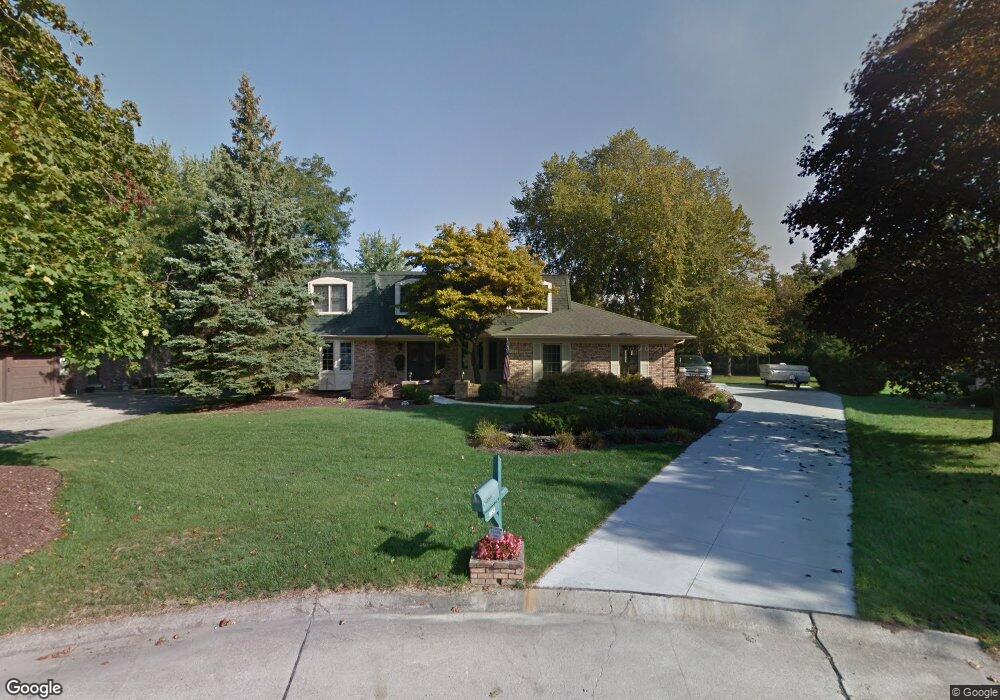 8152 Sarah Ct, Grosse Ile, MI 48138 - photo 1