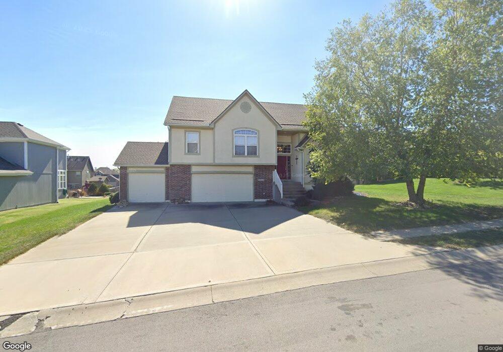 1513 Spur Ridge Cir, Raymore, MO 64083 - photo 1