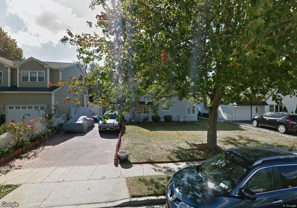 257 Red Maple Dr S unit 2nd floor, Levittown, NY 11756 - photo 1