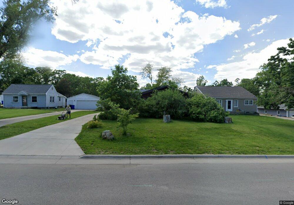 1211 Memorial Dr SE, Cedar Rapids, IA 52403 - photo 1