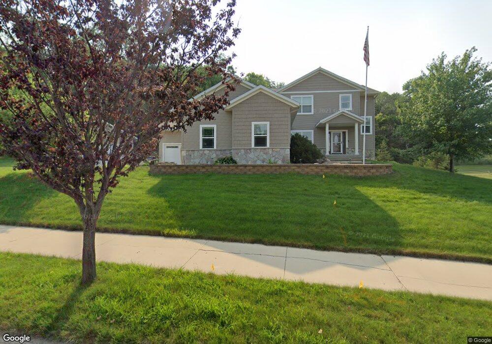 2530 Long Bluff Rd NE, Cedar Rapids, IA 52402 - photo 1