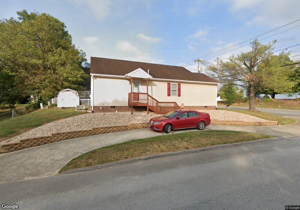 1204 S Delphine Ave, Waynesboro, VA 22980 - photo 1