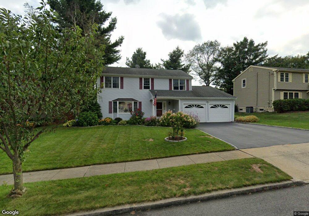 521 Pemburn Dr, Fairfield, CT 06824 - photo 1