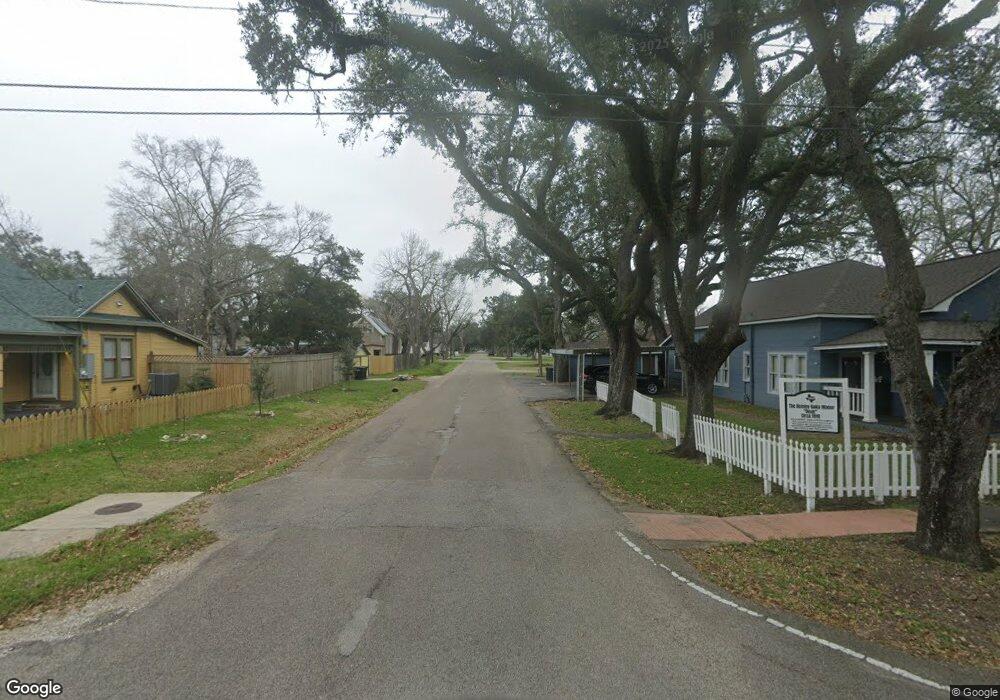 201 S Lee St, Alvin, TX 77511 - photo 1