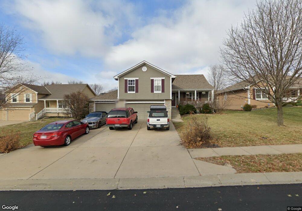 1712 Overbrook Ln, Raymore, MO 64083 - photo 1