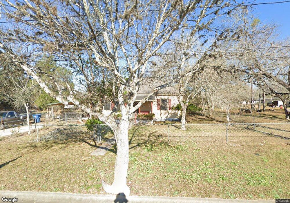 710 W Hutchinson St, Beeville, TX 78102 - photo 1