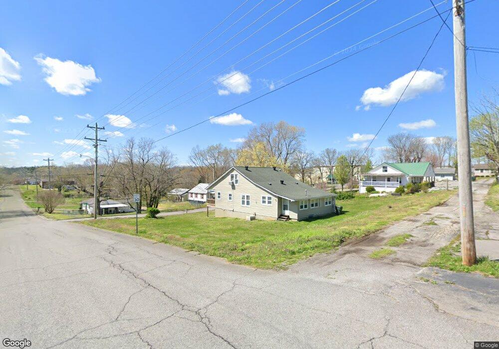 900 W 3rd St, Dickson, TN 37055 - photo 1