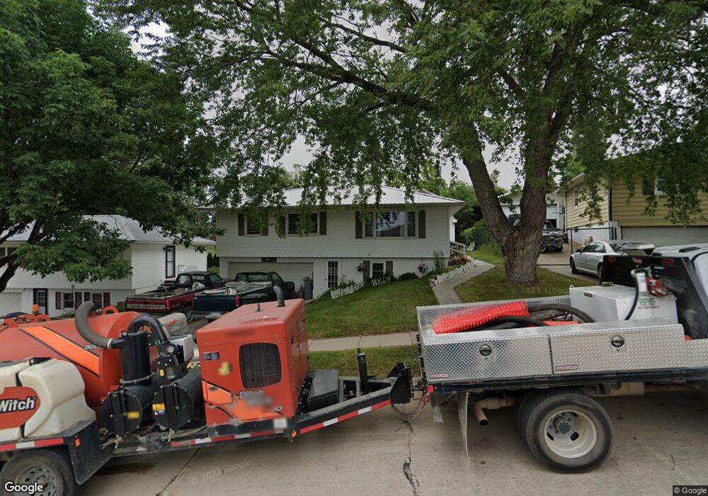 3206 Castle Dr SW, Cedar Rapids, IA 52404 - photo 1