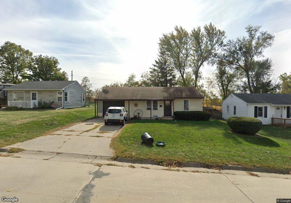 2305 S 8th Ave E, Newton, IA 50208 - photo 1